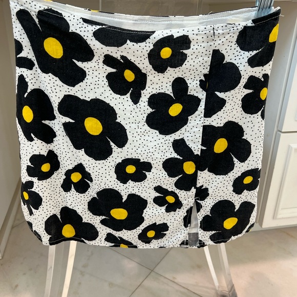 Cute Urban Outfitters mini floral skirt with slit - Picture 6 of 10